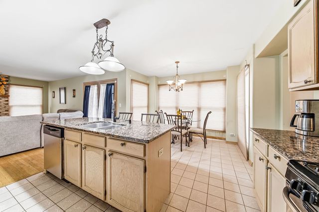 275 Farmhill Drive, Algonquin, IL 60102