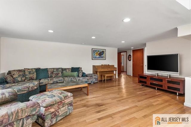 15 Moraine Road, Edison, NJ 08820