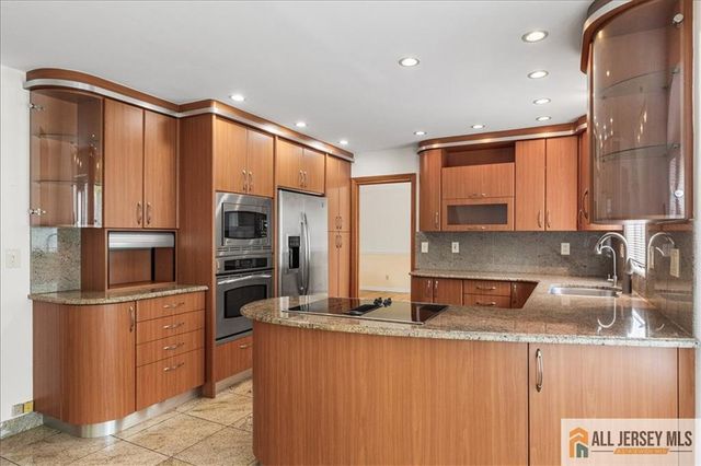15 Moraine Road, Edison, NJ 08820