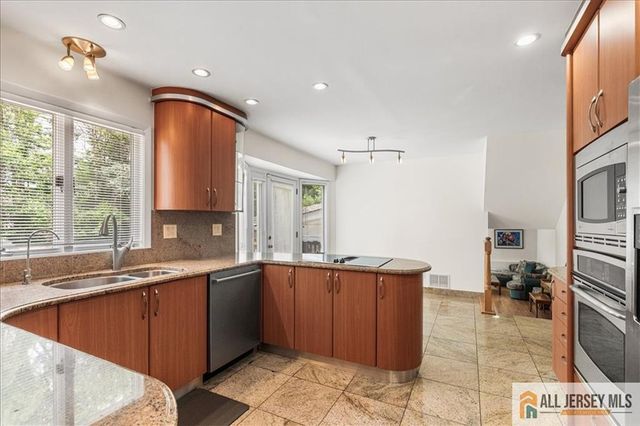 15 Moraine Road, Edison, NJ 08820