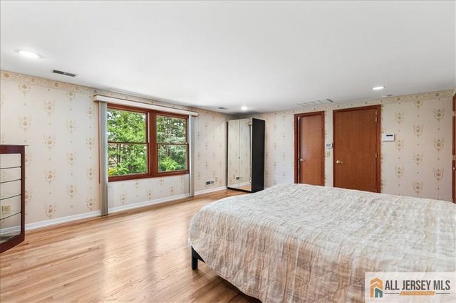 15 Moraine Road, Edison, NJ 08820