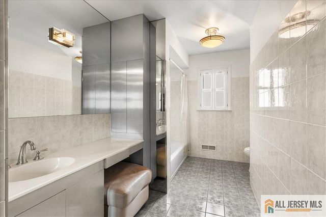 15 Moraine Road, Edison, NJ 08820