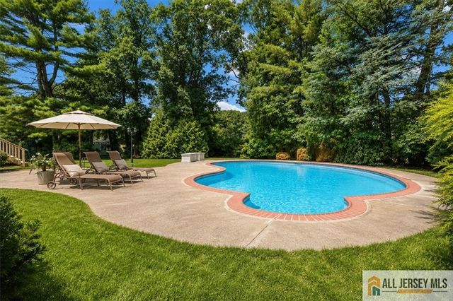 15 Moraine Road, Edison, NJ 08820