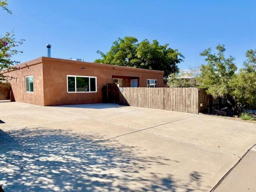 2433 VALENCIA Drive NE, Albuquerque, NM 87110
