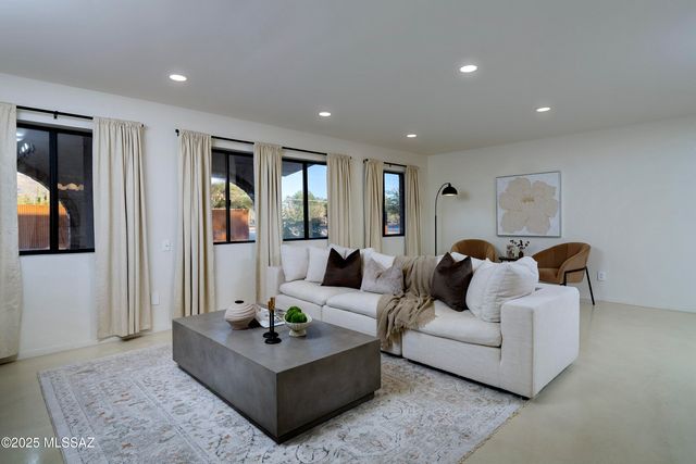 1005 W Emerine Drive, Tucson, AZ 85704