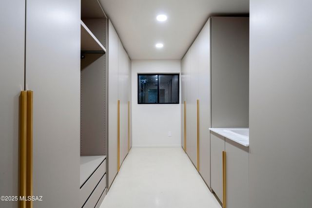 1005 W Emerine Drive, Tucson, AZ 85704