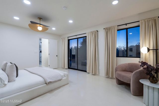 1005 W Emerine Drive, Tucson, AZ 85704