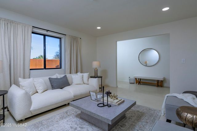 1005 W Emerine Drive, Tucson, AZ 85704