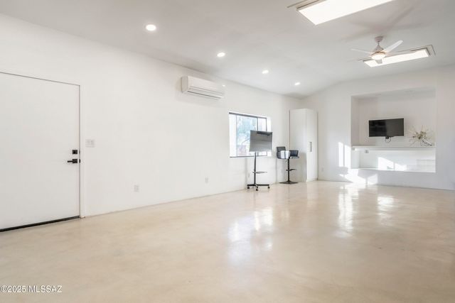 1005 W Emerine Drive, Tucson, AZ 85704