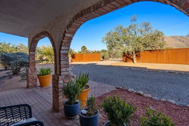 1005 W Emerine Drive, Tucson, AZ 85704