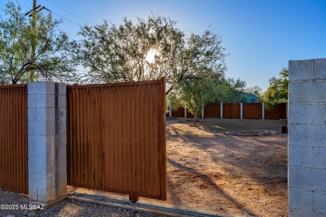 1005 W Emerine Drive, Tucson, AZ 85704