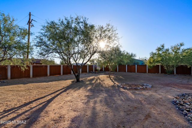 1005 W Emerine Drive, Tucson, AZ 85704