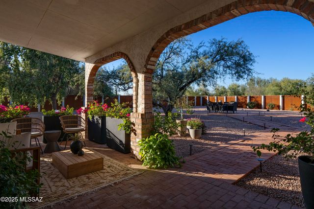 1005 W Emerine Drive, Tucson, AZ 85704