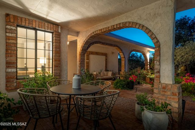 1005 W Emerine Drive, Tucson, AZ 85704