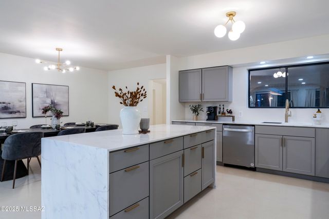 1005 W Emerine Drive, Tucson, AZ 85704