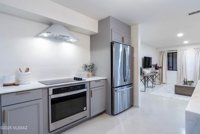 1005 W Emerine Drive, Tucson, AZ 85704