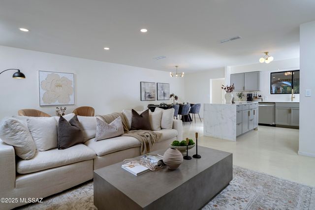 1005 W Emerine Drive, Tucson, AZ 85704