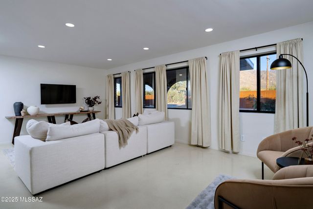 1005 W Emerine Drive, Tucson, AZ 85704