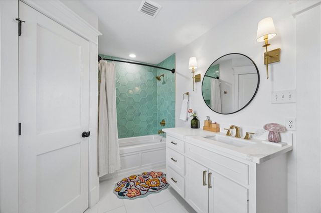 215 E 26th Street, Houston, TX 77008