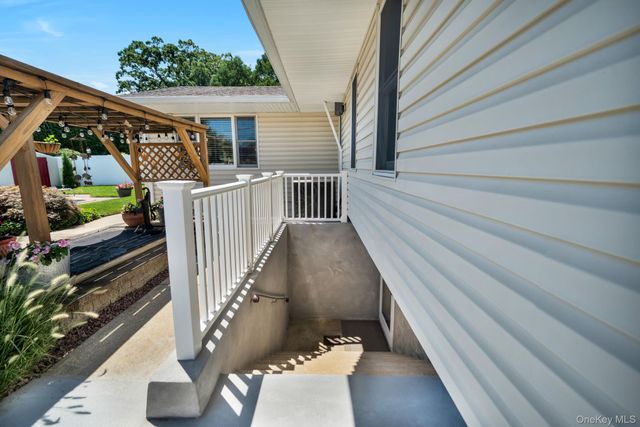 15 Abbey Drive, Commack, NY 11725