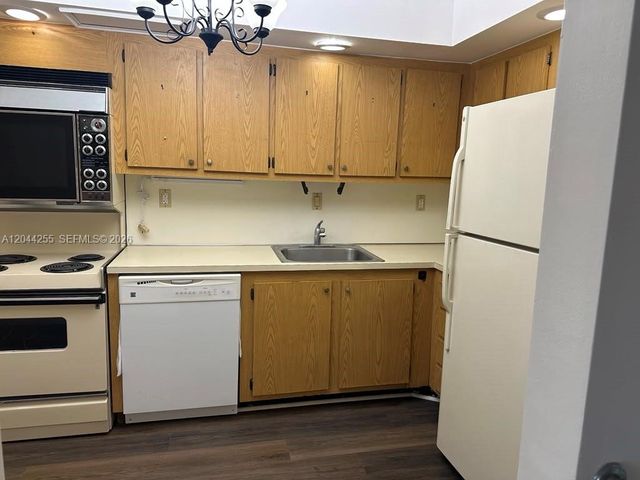 3701 N Country Club Drive 207, Aventura, FL 33180