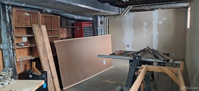 300 N 13th Street, Escanaba, MI 49829