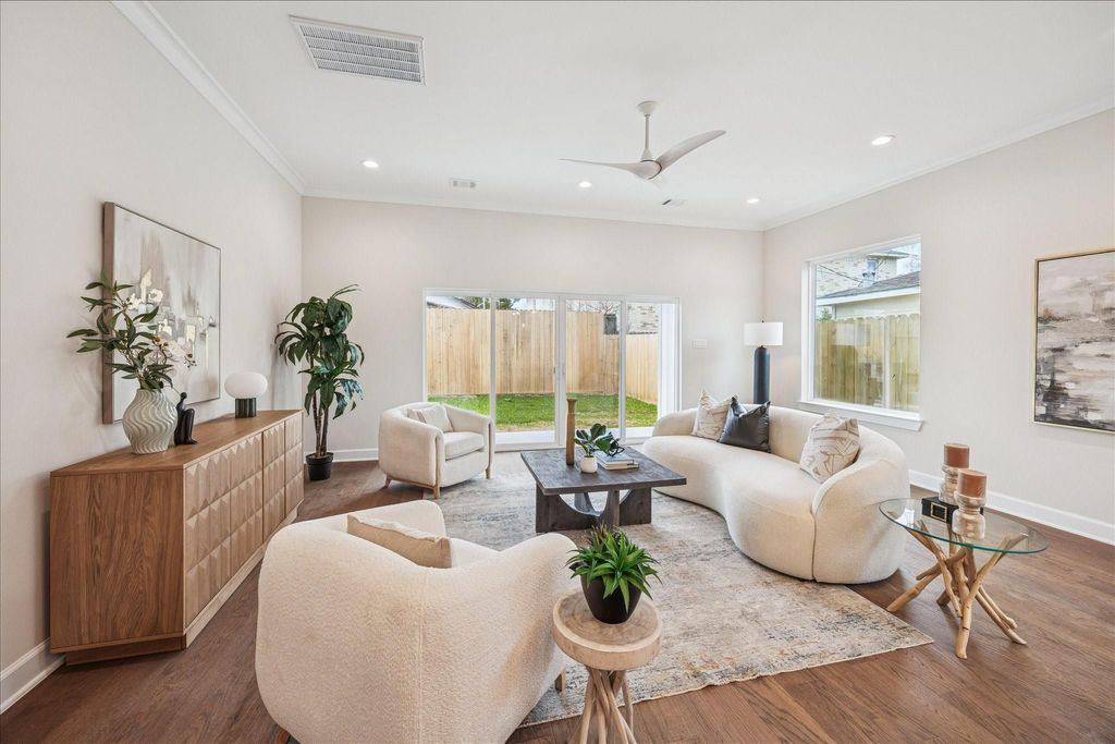 Image 1 of property listing at 1303 Cordell Street B, Houston, TX 77009