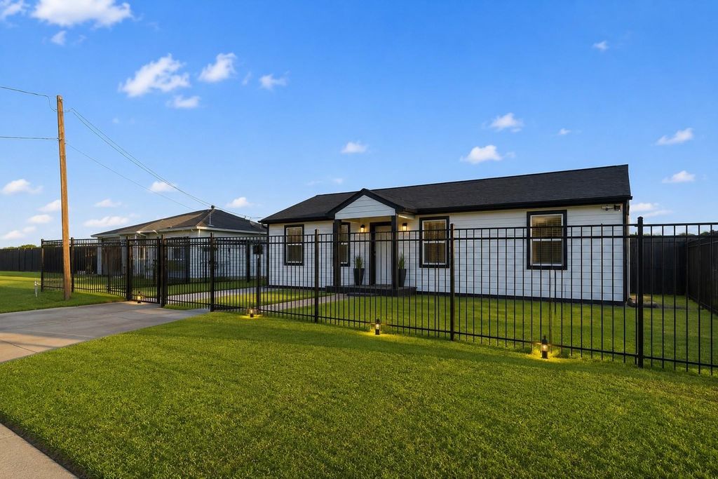 5233 Higgins Street, Houston, TX 77033