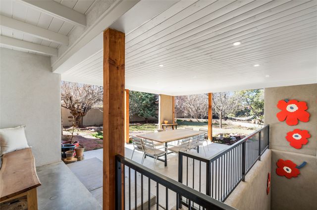 626 Calle De Valdez, Santa Fe, NM 87505