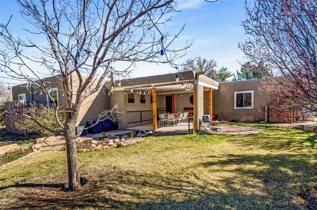 626 Calle De Valdez, Santa Fe, NM 87505