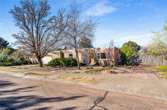 626 Calle De Valdez, Santa Fe, NM 87505