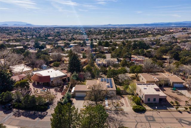 626 Calle De Valdez, Santa Fe, NM 87505