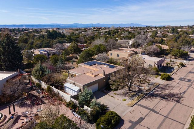 626 Calle De Valdez, Santa Fe, NM 87505