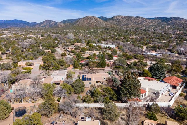 626 Calle De Valdez, Santa Fe, NM 87505