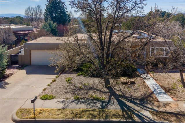 626 Calle De Valdez, Santa Fe, NM 87505