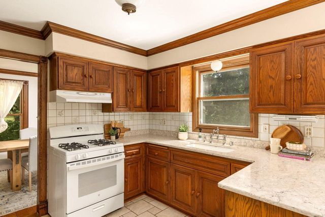 S67W24425 Skyline AVENUE, Waukesha, WI 53189
