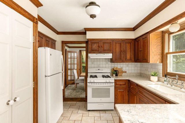 S67W24425 Skyline AVENUE, Waukesha, WI 53189