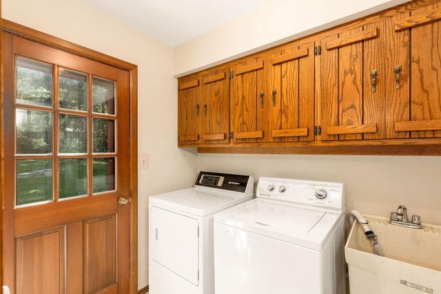 S67W24425 Skyline AVENUE, Waukesha, WI 53189