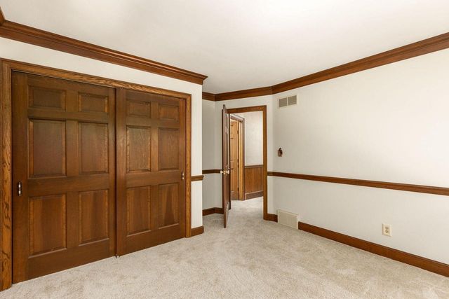 S67W24425 Skyline AVENUE, Waukesha, WI 53189