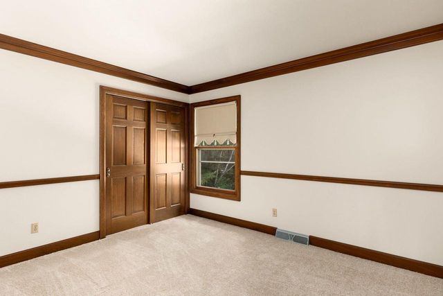 S67W24425 Skyline AVENUE, Waukesha, WI 53189