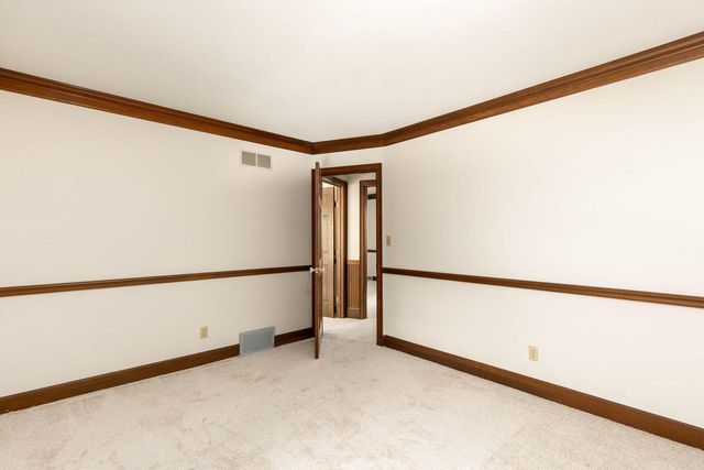 S67W24425 Skyline AVENUE, Waukesha, WI 53189