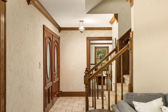 S67W24425 Skyline AVENUE, Waukesha, WI 53189