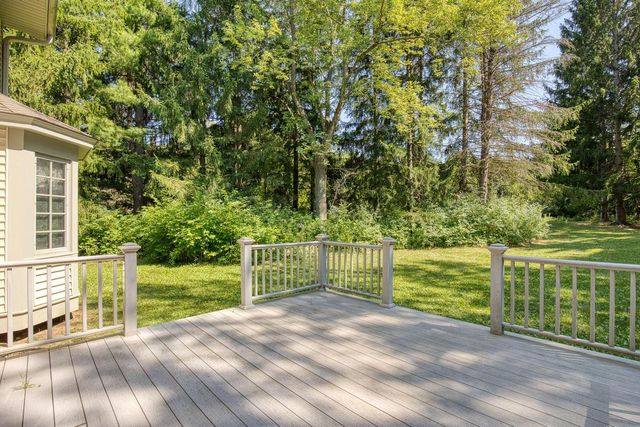 S67W24425 Skyline AVENUE, Waukesha, WI 53189