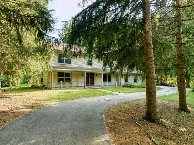 S67W24425 Skyline AVENUE, Waukesha, WI 53189