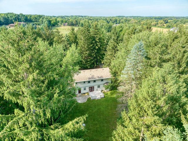 S67W24425 Skyline AVENUE, Waukesha, WI 53189