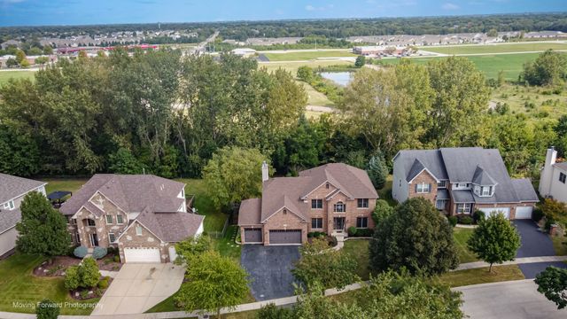 404 Heatherwood Drive, Oswego, IL 60543