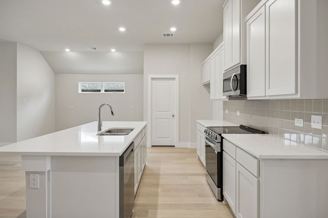 812 Tesslynn Avenue, Godley, TX 76044