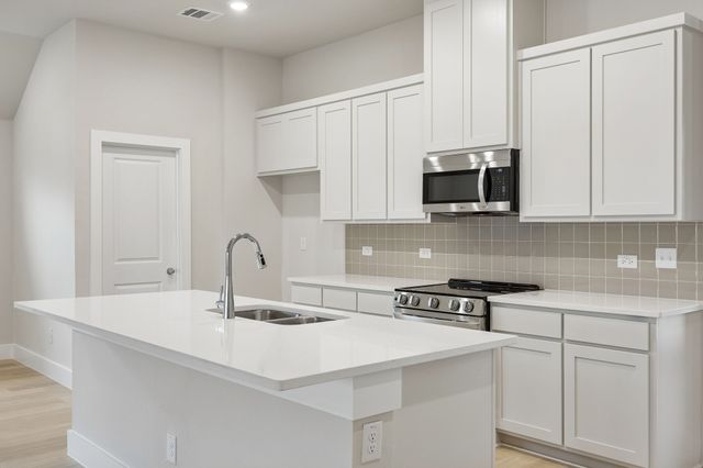 812 Tesslynn Avenue, Godley, TX 76044