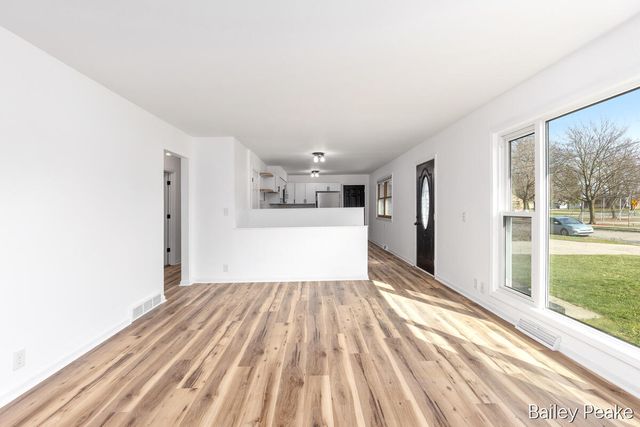 101 W Gardner Street, Sparta, MI 49345