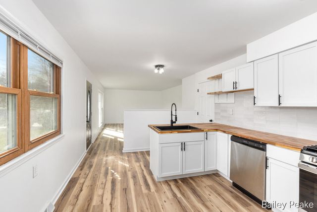 101 W Gardner Street, Sparta, MI 49345